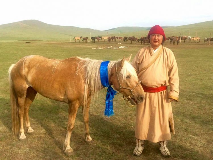 Адуучин залуу шарга морио “Жавхлант шарга” хэмээн нэрлэж шинэхэн гишүүнд бэлэглэжээ